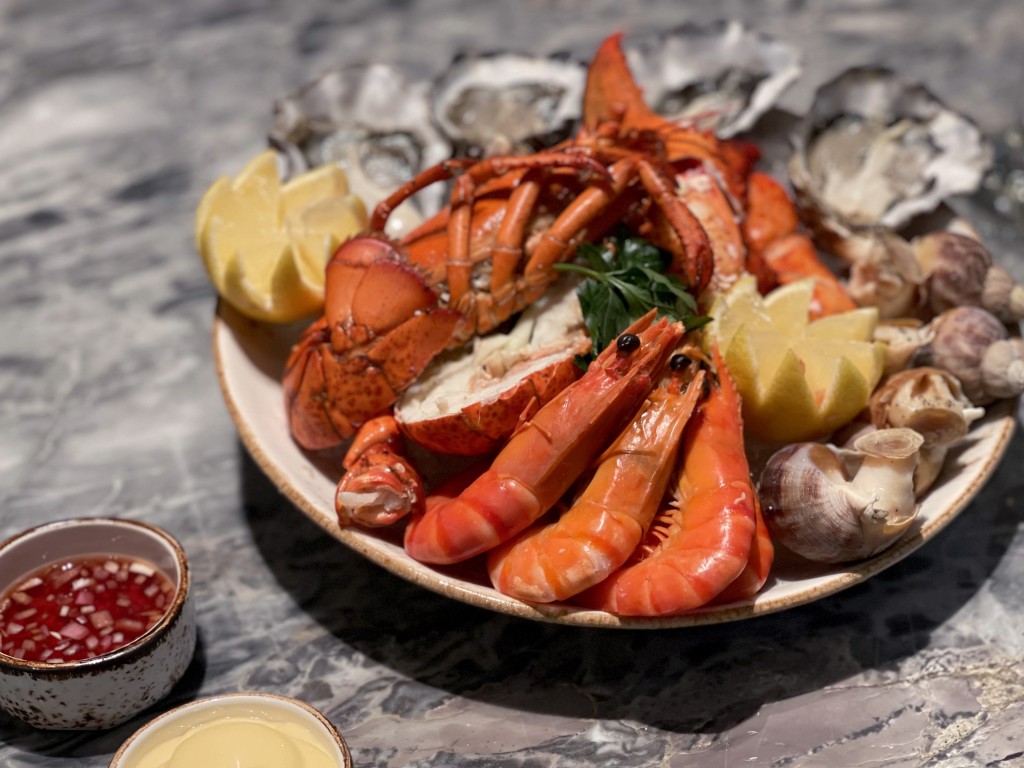 The Enclave 情人節浪漫套餐的海鮮拼盤有生蠔、海蝦、海螺和波士頓龍蝦。